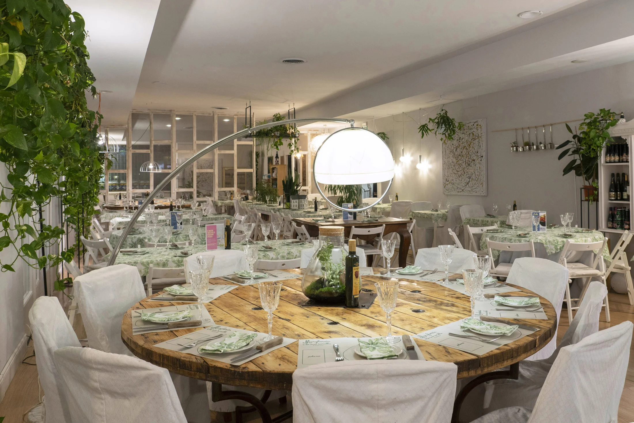 Sala principale con grande tavolo rotondo