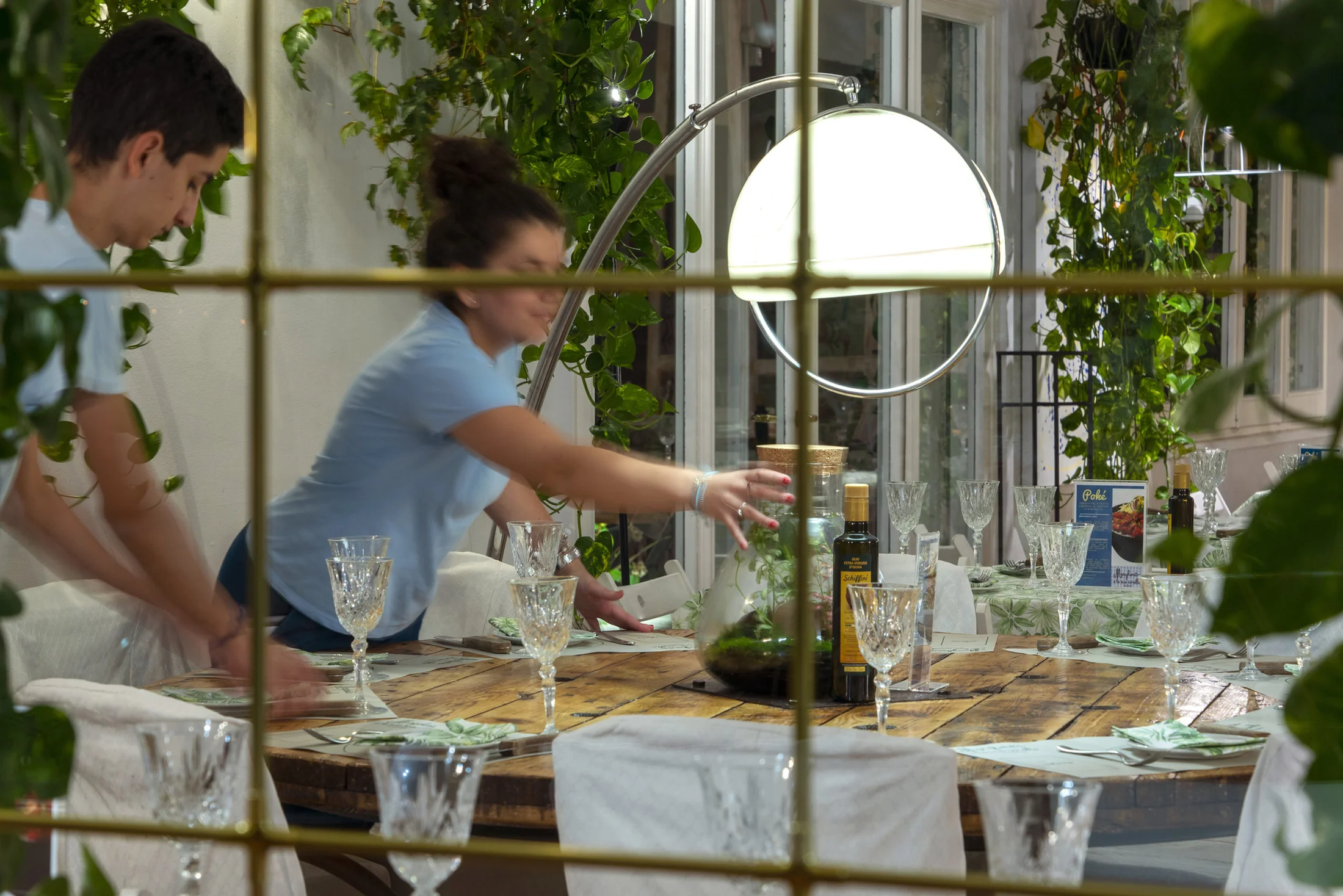 Lo staff prepara la sala del ristorante
