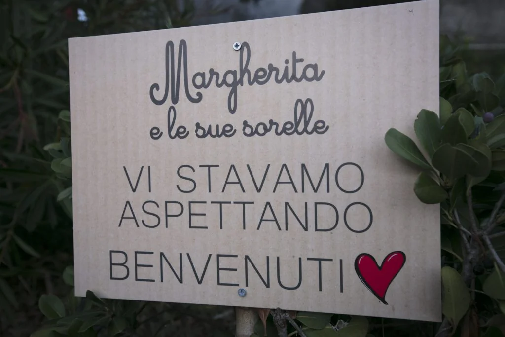Insegna di benvenuto di Margherita e le sue sorelle
