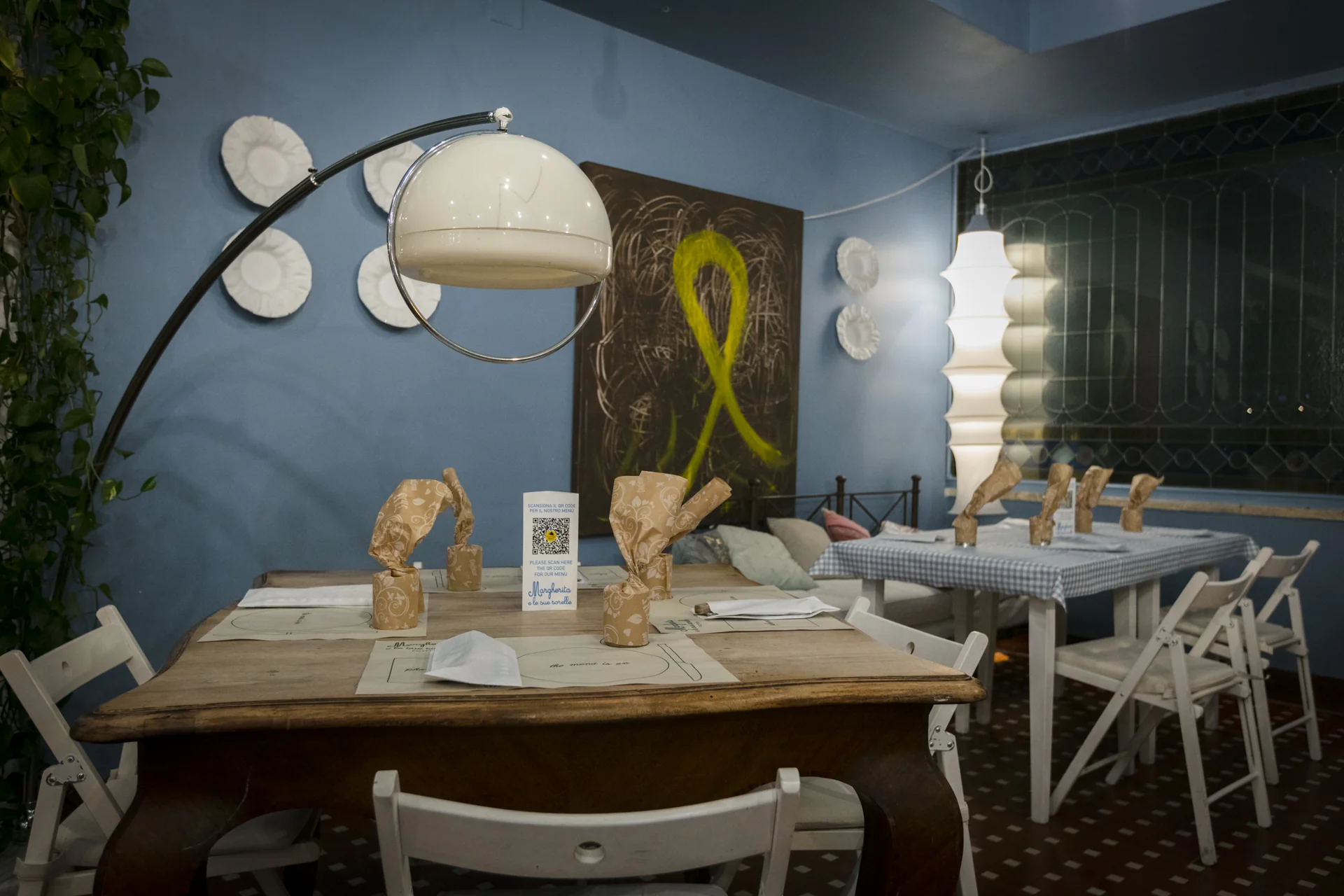 Sala del ristorante con tavoli in legno e pareti azzurre